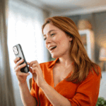 consultora de Swissjust comunidad BIEL manejando su negocio desde su celular