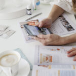 consultora biel viendo las novedades semanales